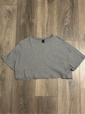 ✨2/$15✨ SHEIN Grey Cropped Ribbed Tee